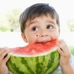 小孩吃瓜的头像,小家伙的欢乐吃瓜时光