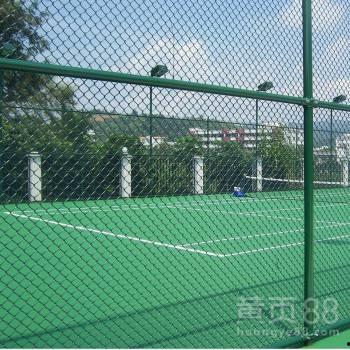 篮球场围栏上吃瓜,揭秘场边观众的独特生活