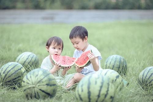 宝妈带小孩吃瓜,亲子时光温馨满满